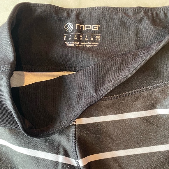 MPG Black and White striped capri leggings SZ Small - Picture 3 of 7